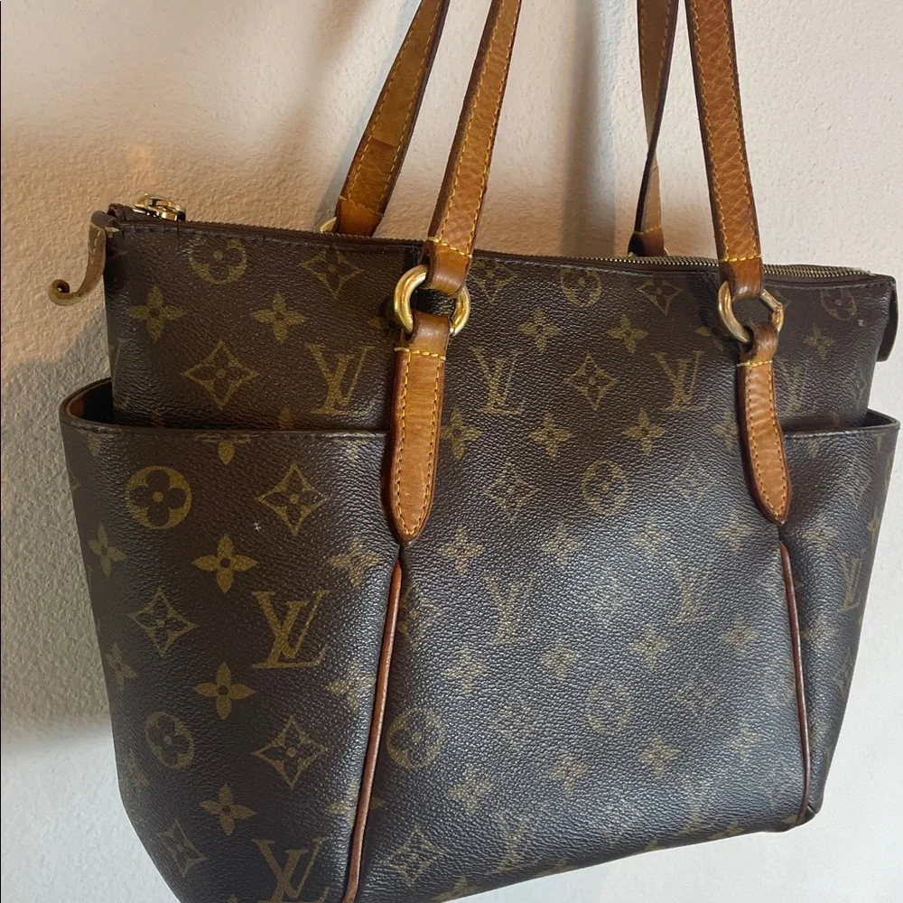 Authentic Louis Vuitton Totally Classic Brown Monogram Tote - Picture 3 of 14